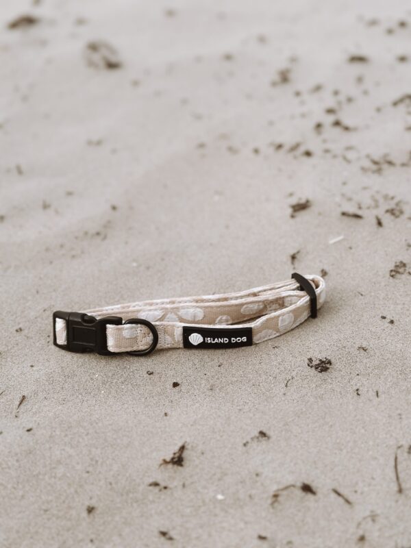 Collor Island Dog -  Beige Flower